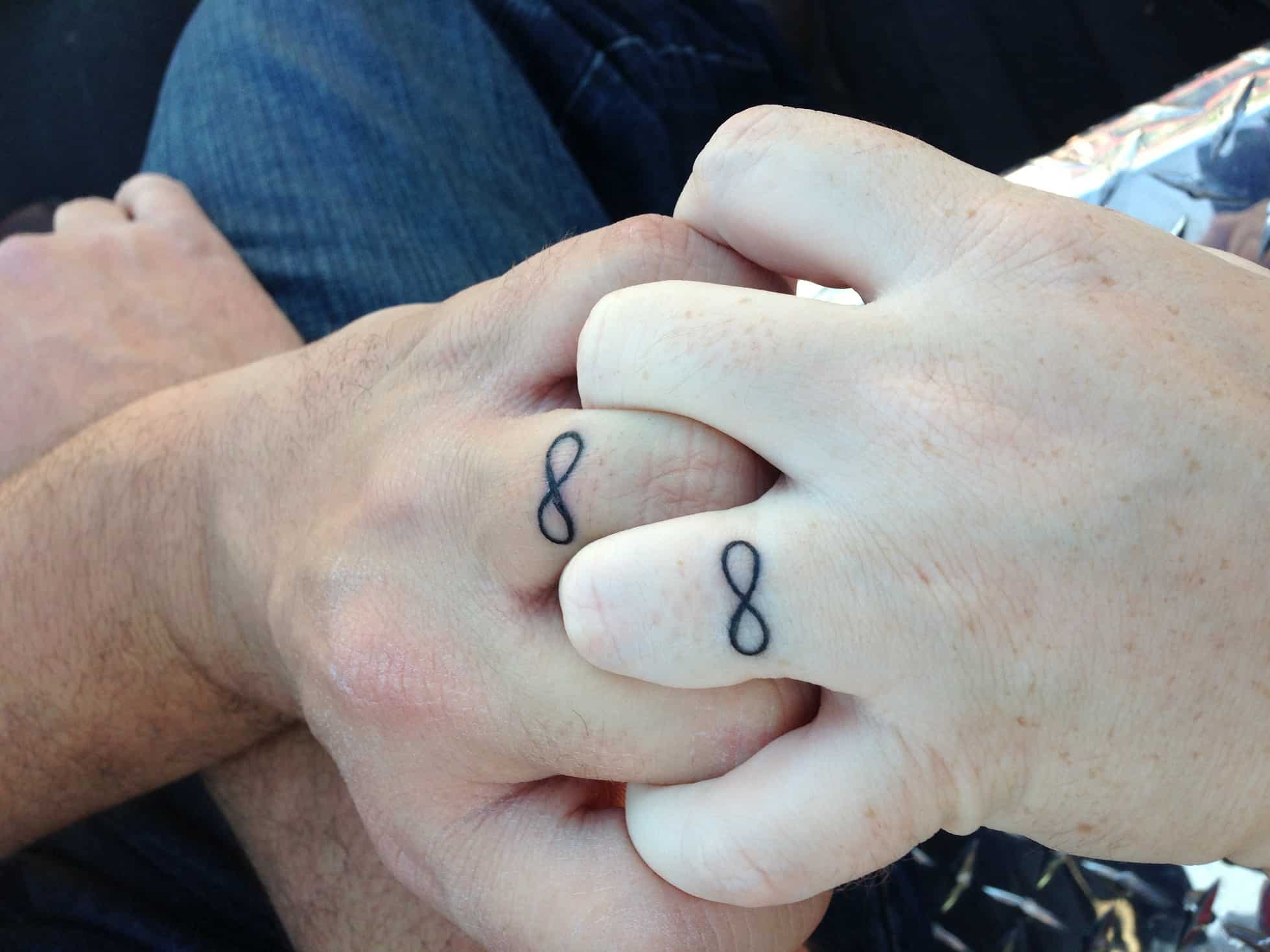 Идеја за свадбена тетоважа со симбол на бесконечност