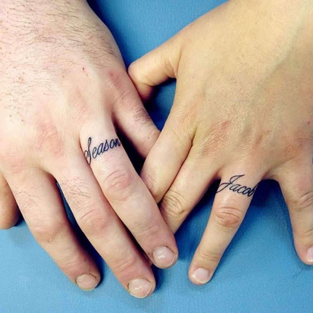 35 ezkontza-eraztun erromantikoko tatuaje-diseinu eta ideia gorputz-tatuatzeko eraztun-tatua harrigarrienarekin