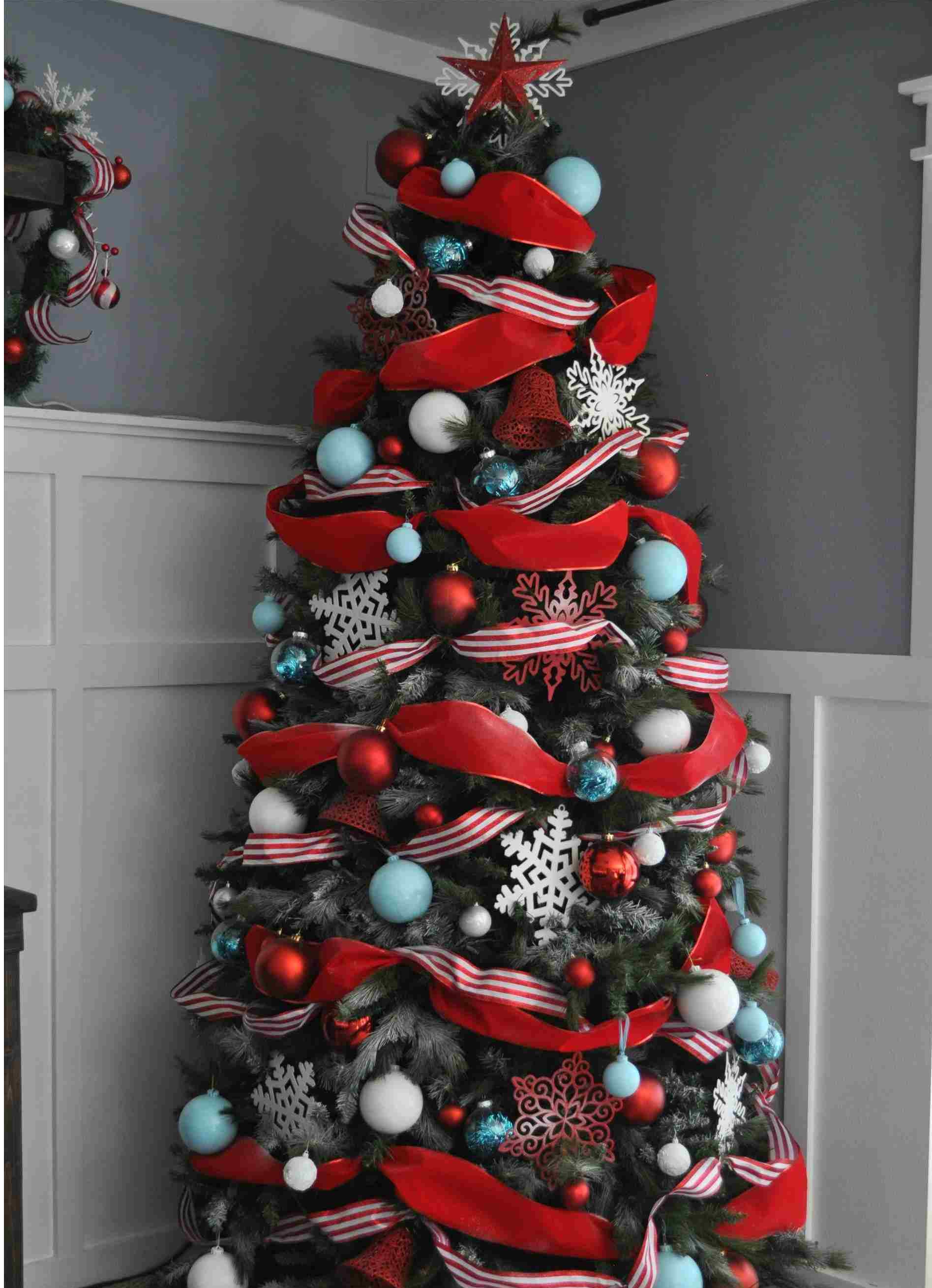 arbre de noël en rouge et bleu