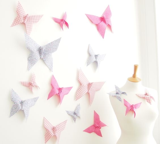 Murs décorés de papillons en papier