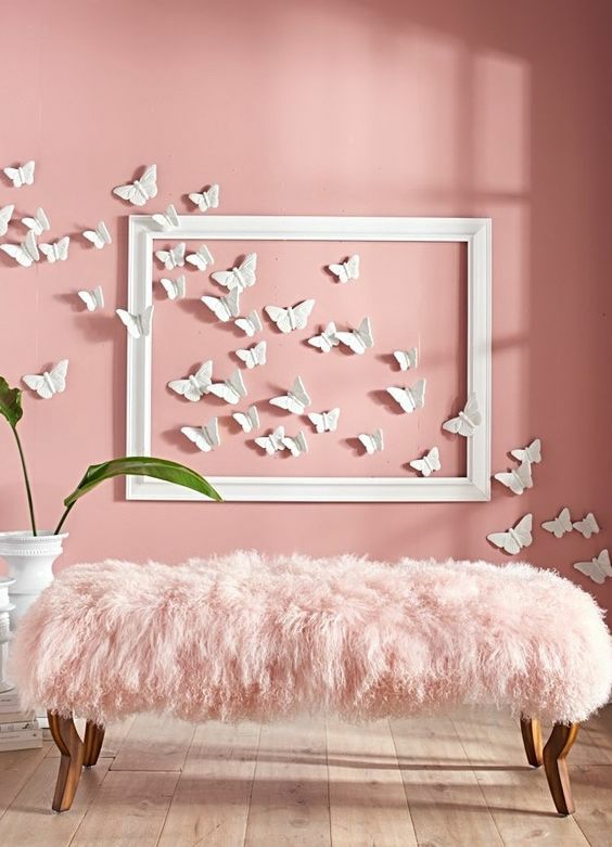 Murs décorés de papillons en papier
