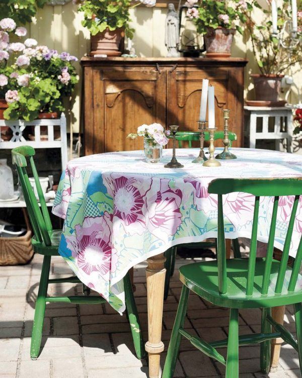Décorer les tables et chaises de terrasse chaises vertes nappe fleurs 