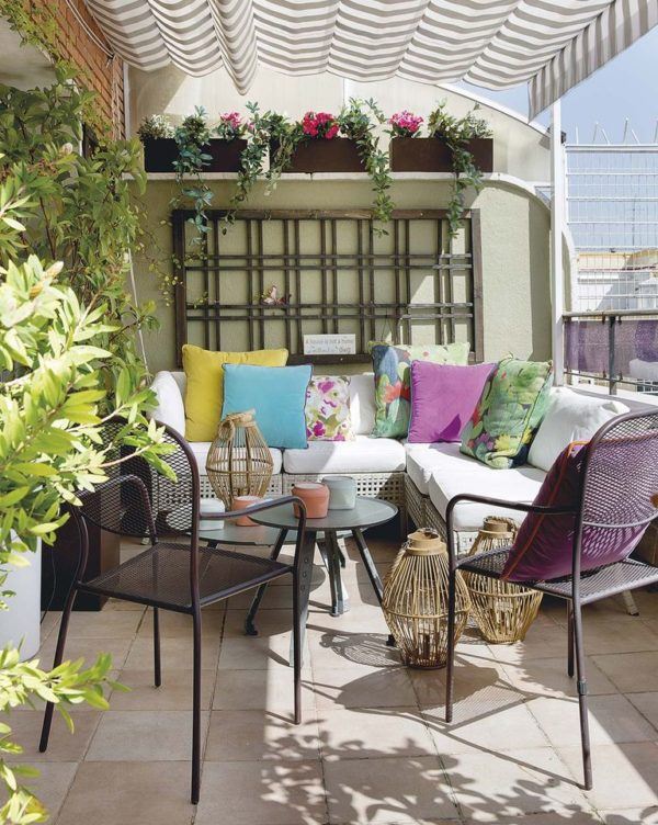 Décorez les tables et les chaises de la terrasse avec des coussins colorés imprimés 