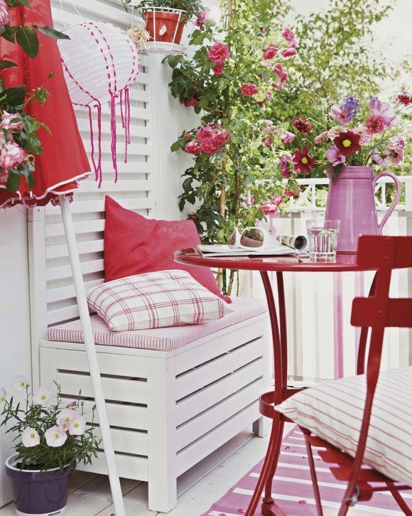 Décorer les tables et chaises de terrasse éléments rouges 