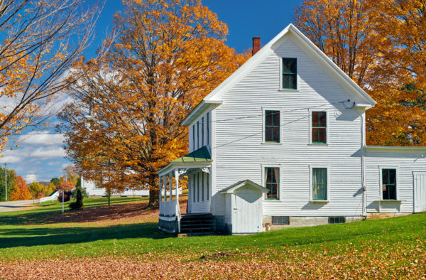 Idées conseils pour faire une fenêtre de façade de maison blanche classique 