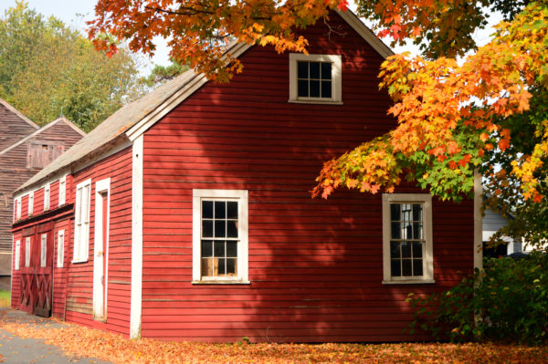 Idées de conseils pour faire une façade de maison rouge classique 