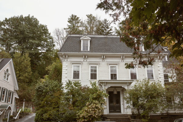 Idées de conseils pour faire une façade de maison gris blanc classique 