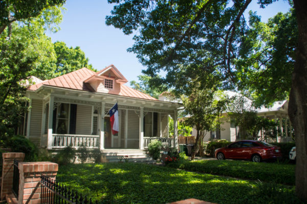 Idées conseils pour faire une façade de maison mansardée classique 