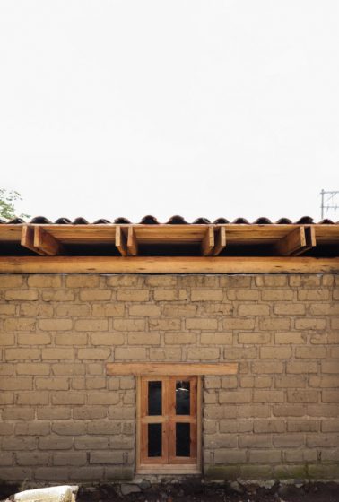 Fenêtre en bois de maison rurale, a linteau en bois