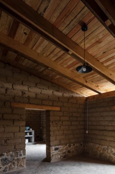Design d'intérieur rustique, murs en terre cuite, plafond en bois et plinthes en pierre