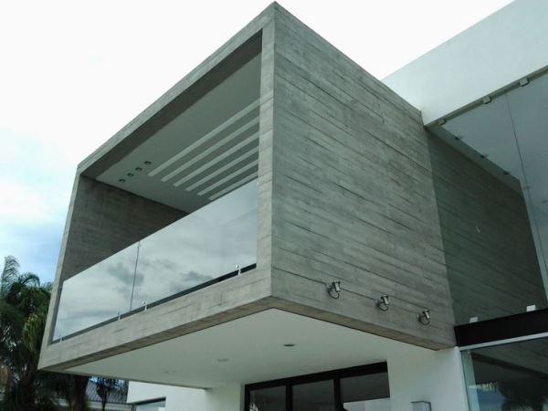 Idées conseils pour faire une façade de maison MODERNE Façade de chaque moderne avec du béton clair 