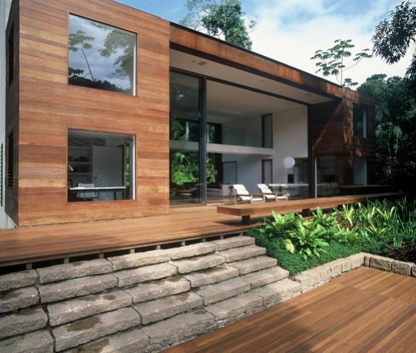 Idées conseils pour réaliser une façade de maison MODERNE Façade avec un mélange de verre et de bois 