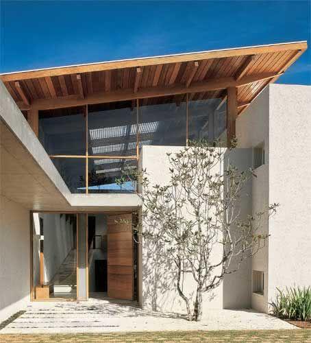 Idées conseils pour faire une façade de maison MODERNE Façade avec du verre comme élément principal protagoniste 