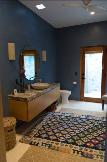 Conception de salle de bain moderne avec des murs de couleur lisse