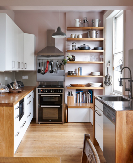 Conception de cuisine petite et pratique avec des étagères et des meubles hauts et bas