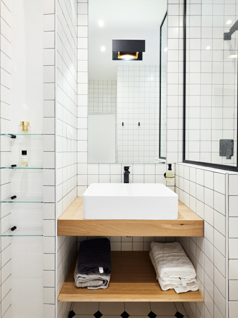 Salle de bain de style moderne avec des carreaux blancs