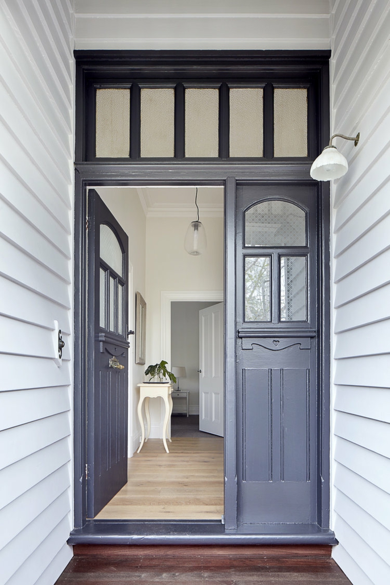 Entrée avec porte en bois