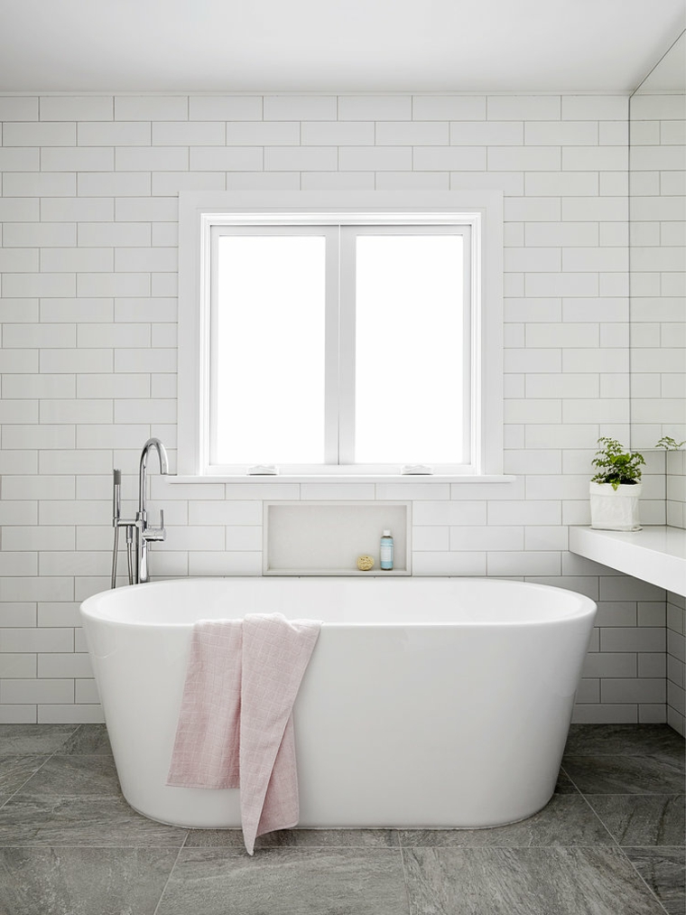 Salle de bain moderne avec baignoire et vue