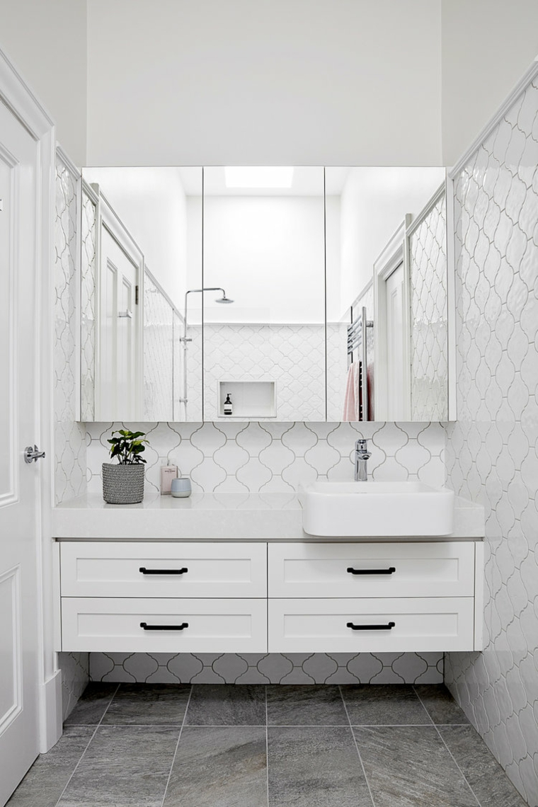 Salle de bain moderne avec carrelage et miroirs