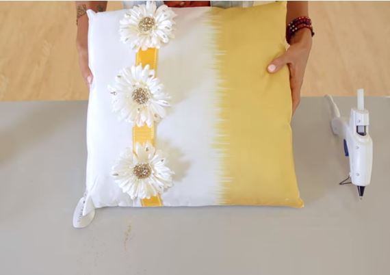 Personnalisez les coussins avec des fleurs