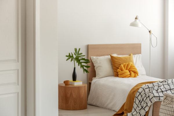 Décorer la tête de lit en bois esthétique de la chambre à coucher 