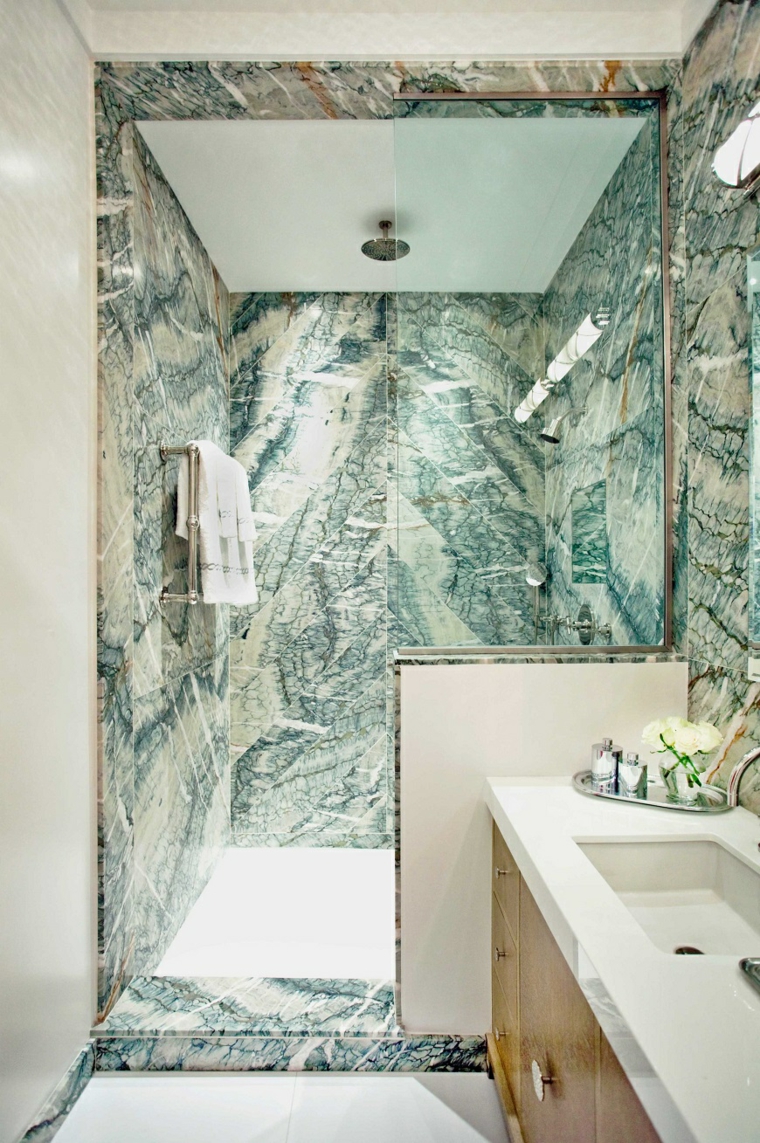 conception de salle de bain en marbre vert