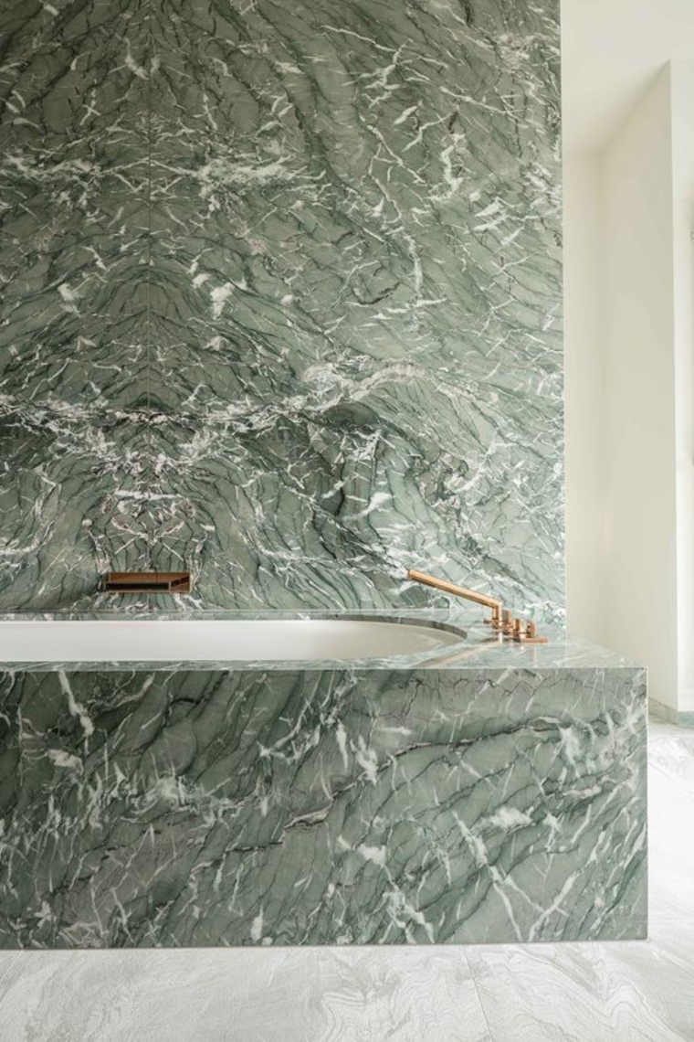 baignoire et mur en marbre vert