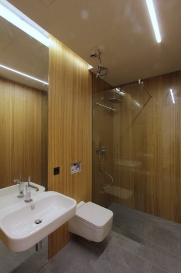 Conception de salle de bain avec du bois