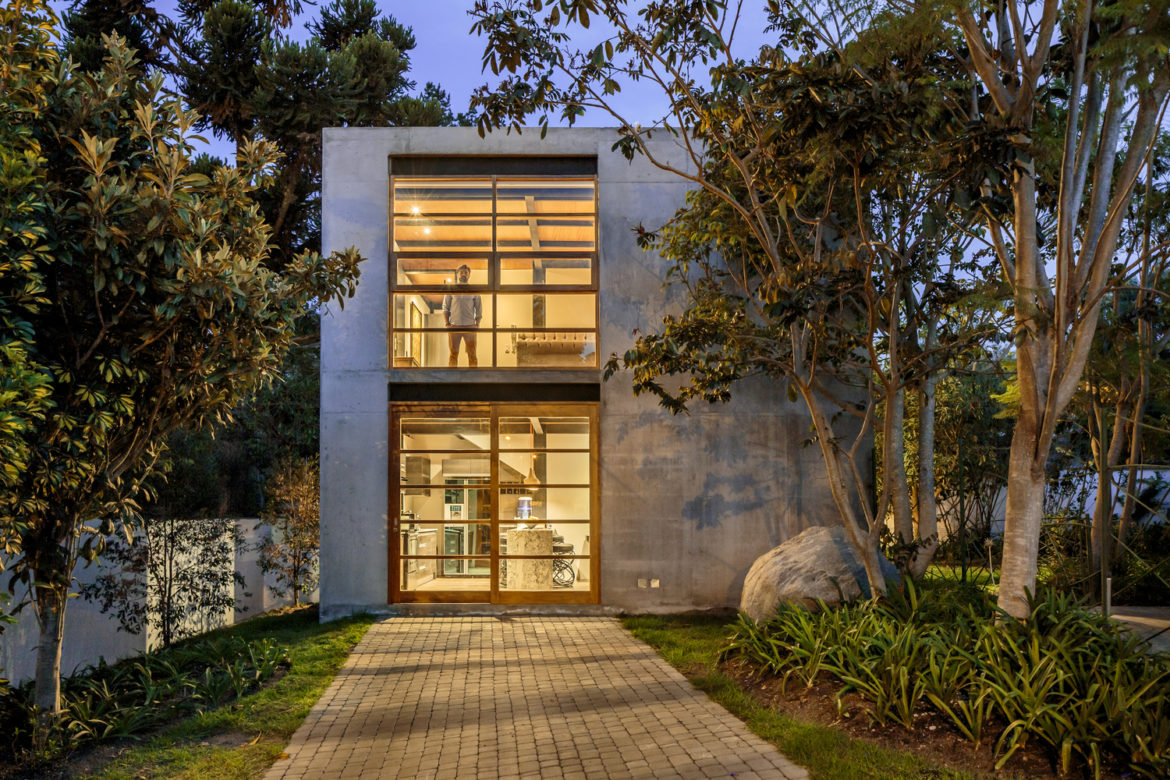 Fachada de concreto de pequeña casa