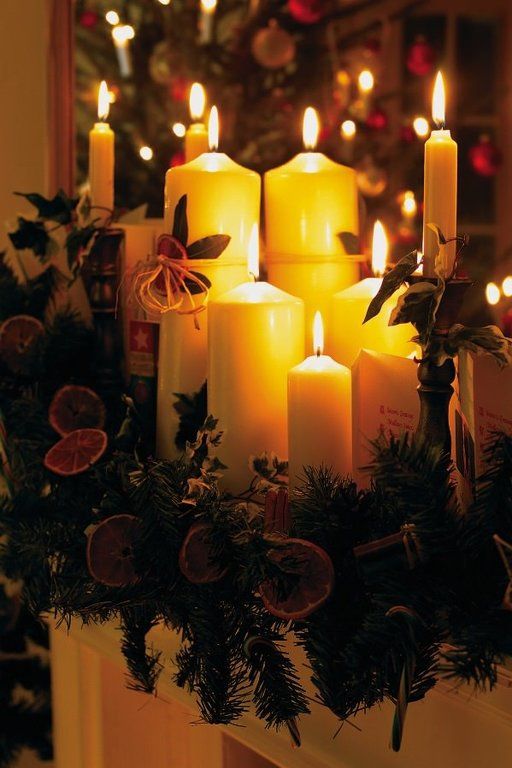 Décoration de Noël de cheminées avec bougies