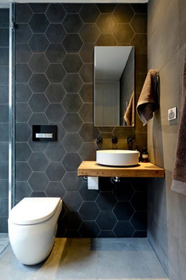 Petite salle de bain avec carreaux hexagonaux