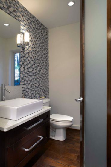 Petite salle de bain avec petits carreaux gris