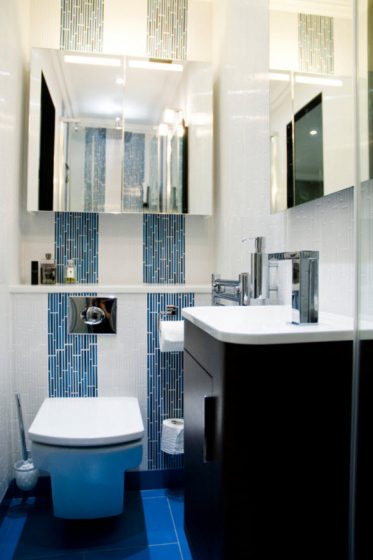 Petite salle de bain moderne bleu et noir
