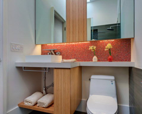 Petite étagère dans les salles de bains modernes