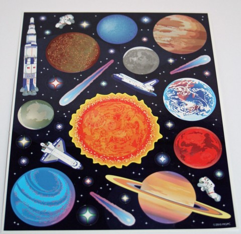 Un système solaire avec des peintures ou des couleurs