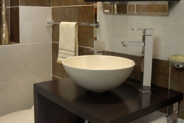 salle-de-bain-petit-lavabo-general-en-ceramique
