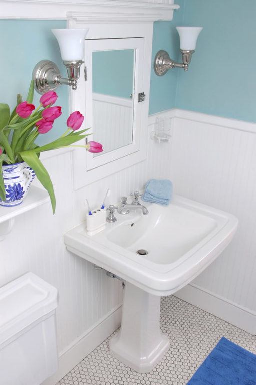 salle-de-bain-petite-decoration-couleurs-claires-600x902