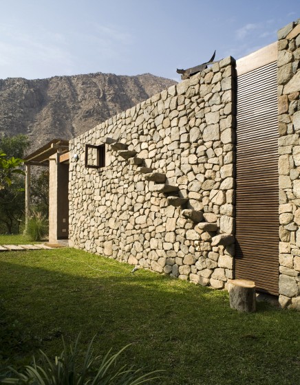 Gradins en pierre intégrés au mur