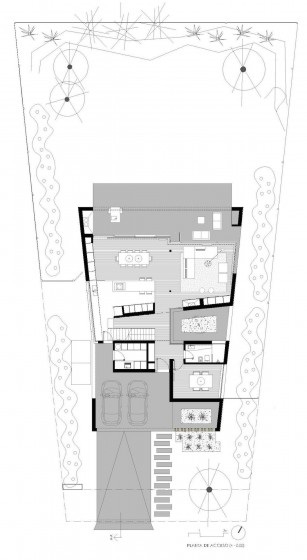 Plan de maison à deux étages construit sur un terrain inégal