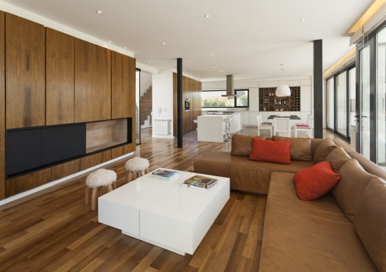 Conception de cuisine et salle à manger moderne avec des murs en bois