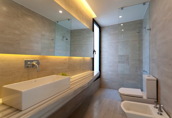 Design de salle de bain moderne avec toilettes blanches