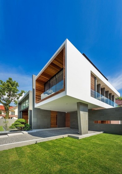 Structure de maison contemporaine qui combine le bois, le béton, le verre et l'acier 