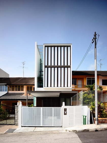 Façade de maison moderne avec bloc de bois qui tourne en fonction du soleil