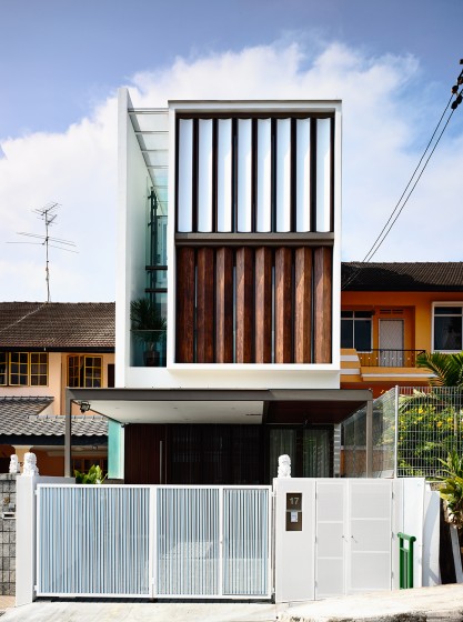 Façade de maison moderne avec des blocs de bois rotatifs 002