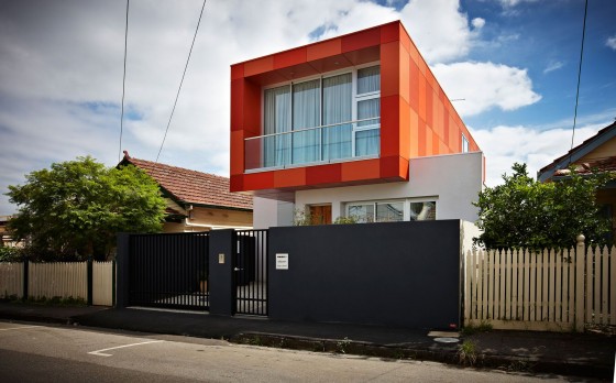 Façade de maison moderne de deux étages couleurs vives