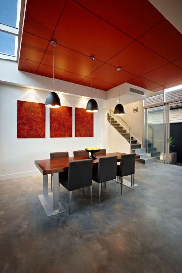 Conception de salle à manger moderne avec des suspensions et un plafond rouge