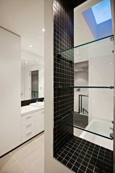 Design de salle de bain noir et blanc