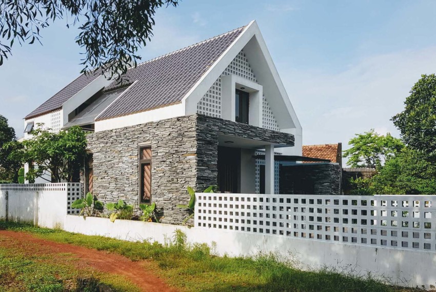 Petite maison de deux étages en pierre