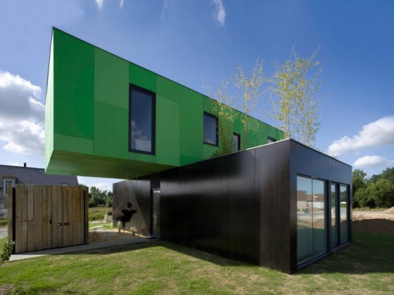 Maison moderne construite avec des conteneurs recyclés