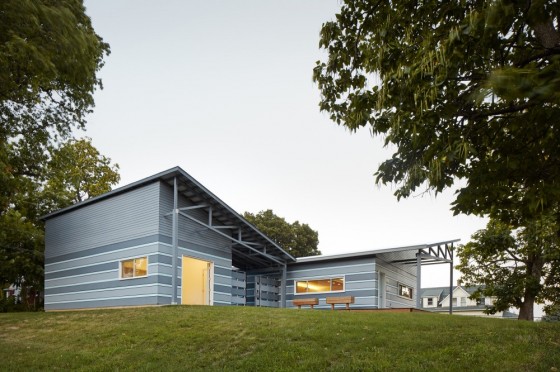 Façade d'une maison durable à un étage